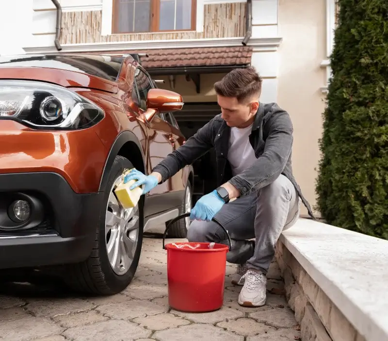 Lavage auto à domicile Ids-Saint-Roch : professionnel intervenant sur un véhicule